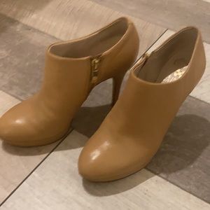 Vince Camuto Elvin tan booties
